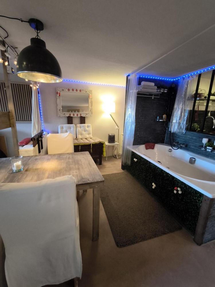 Love-Room Discret 40 M2 Bormes Les Mimosas Village Avec Terrasse Exterior photo
